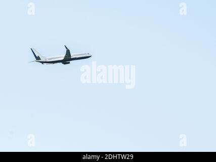 Aereo passeggeri in volo sullo sfondo del cielo limpido. Foto Stock