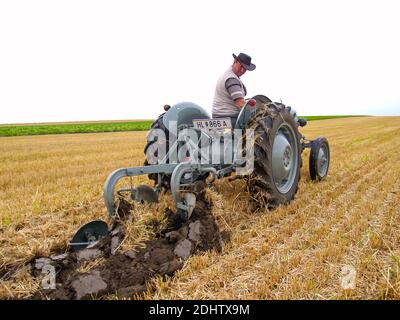 schoengrabern, austria, 10 luglio 2005, uomo su un trattore storico durante una registrazione video di uno spettacolo storico della battaglia di napoleone hollabrunn Foto Stock