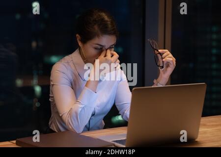 Stanca dipendente indiano sfinito sul posto di lavoro Foto Stock