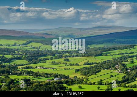 Vista panoramica sulla campagna di Wharfedale (ampia valle verde, colline ondulate, alture, luce del sole sulla terra, cielo blu) - West Yorkshire, Inghilterra, Regno Unito. Foto Stock