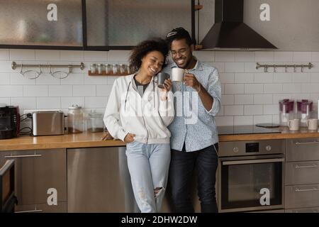 Felice coppia afroamericana godere di mattina in cucina Foto Stock