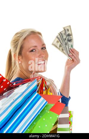 Eine junge Frau kommt mit vielen Einkaufstaschen vom Shopping zurück. Mit amerikanischen Dollari Americani in der mano. Signor: Sì Foto Stock