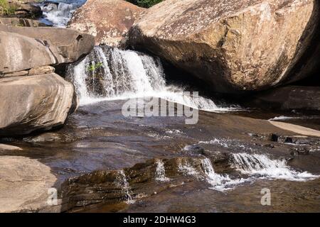 una scena finale di una montagna cade ingannando attraverso un affioramento roccioso Foto Stock