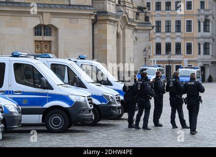 Dresda, Germania. 12 dicembre 2020. I poliziotti si trovano sulla Neumarkt di fronte alla Frauenkirche. La città di Dresda ha proibito una manifestazione dell'iniziativa Querdenken 351 di Dresda contro la politica di Corona. Credit: Robert Michael/dpa-Zentralbild/dpa/Alamy Live News Foto Stock