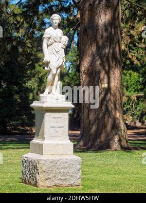 La statua in marmo dell'estate nei giardini botanici di Ballarat simboleggia il tempo di raccolta - Ballarat, Victoria, Australia Foto Stock