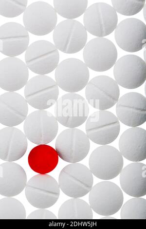 Verschiedene Tabletten, Kosten, Geld, Euro, Dollaro USA,Gesundheitswesen, Krankenhasse, Medizin, Pillen, Weisse, rote, Pille, Foto Stock