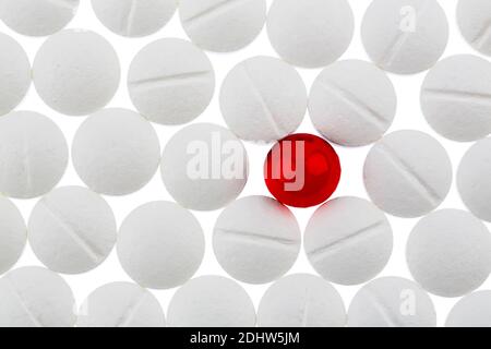 Verschiedene Tabletten, Kosten, Geld, Euro, Dollaro USA,Gesundheitswesen, Krankenhasse, Medizin, Pillen, Weisse, rote, Pille, Foto Stock