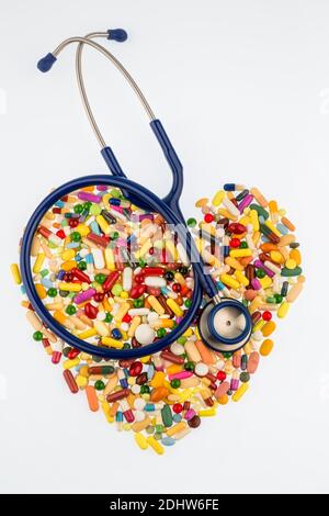 Verschiedene Tabletten in Herzform , Kosten, Geld, Euro, Gesundheitswesen, Krankenhasse, Medizin, Pillen, Herz, Herzform, Stethoskop Foto Stock