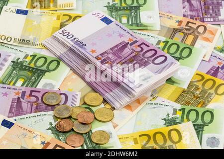 Viele verschiedene Euro Geldscheine und Münzen, Symbolfoto für Reichtum und Geldanlage. Foto Stock