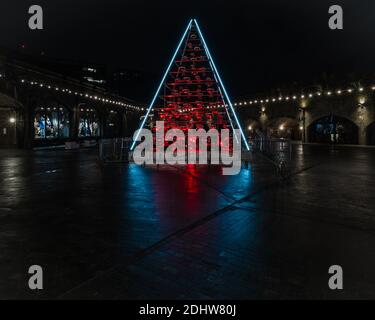 Un gigantesco Terrarium Tree progettato da Botanical Boys è una struttura di 28 piedi composta da 70 piccoli terrari a Coal Drops Yard, Londra. Foto Stock