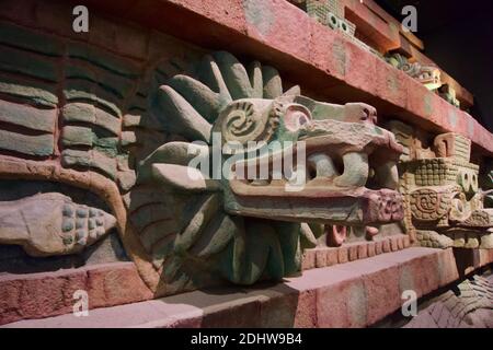 Testa serpente su replica di teotihuacan emble al Museo Nazionale di Antropologia (Museo Nacional de Antropologia, MNA). Città del Messico, Messico. Foto Stock
