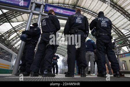 Dresda, Germania. 12 dicembre 2020. Gli agenti di polizia effettuano controlli di identità sulle persone alla stazione centrale. La polizia di Dresda si prepara a protestare contro la politica di Corona. L'iniziativa "Lateral Thinking" aveva registrato un raduno per 4000 persone, che da allora è stato vietato dalla corte. Credit: Robert Michael/dpa-Zentralbild/dpa/Alamy Live News Foto Stock