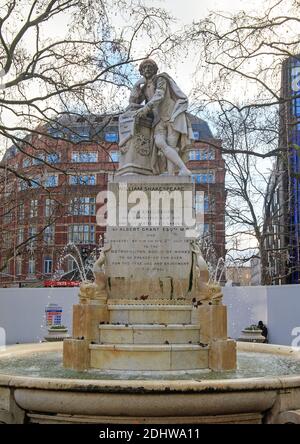 Leicester Square, Londra, 2020. Una statua di William Shakespeare, scolpita da Giovanni Fontana dopo un originale di Peter Scheemakers, ha formato la c Foto Stock