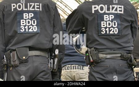 Dresda, Germania. 12 dicembre 2020. Gli agenti di polizia effettuano controlli di identità sulle persone alla stazione centrale. La polizia di Dresda si prepara a protestare contro la politica di Corona. L'iniziativa "Lateral Thinking" aveva registrato un raduno per 4000 persone, che da allora è stato vietato dalla corte. Credit: Robert Michael/dpa-Zentralbild/dpa/Alamy Live News Foto Stock