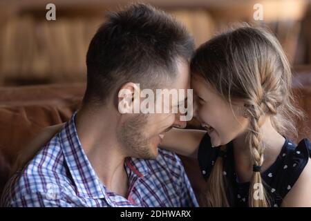 Primo piano felice padre e piccola figlia che tocca fronte Foto Stock