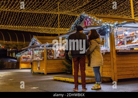 Andorra la Vella, Andorra: 2020 dicembre 12: Mercatino di Natale ad Andorra la Vella capitale del Principato di Andorra in inverno. Foto Stock