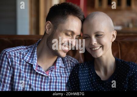 Primo piano sorridente donna e uomo che tocca le fronte Foto Stock