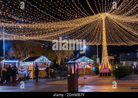 Andorra la Vella, Andorra: 2020 dicembre 12: Mercatino di Natale ad Andorra la Vella capitale del Principato di Andorra in inverno. Foto Stock