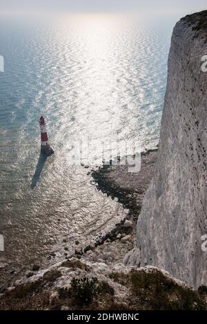 Guardando verso il basso su Beachy Head e faro nel Sussex orientale REGNO UNITO Foto Stock