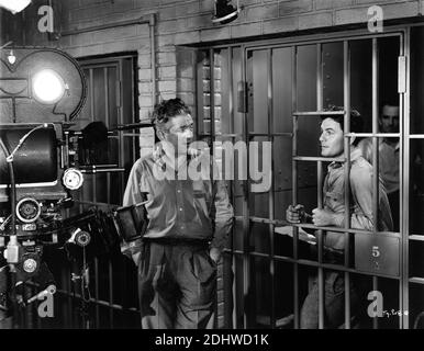 Il regista ANATOLE LITVAK e JOHN GARFIELD su set candid durante le riprese di CASTLE ON THE HUDSON aka YEARS WITHOUT DAYS 1940 il regista ANATOLE LITVAK tratto dal libro di Warden Lewis E. Lawes Warner Bros. Foto Stock