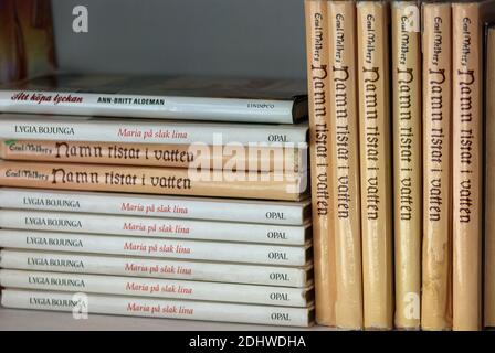 Diversi libri in svedese accatastati in libreria, Mosca, 01.09.2020 Foto Stock