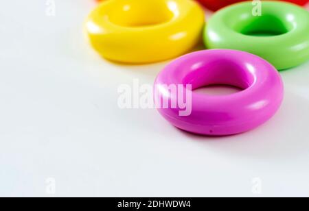 colorati anelli in plastica isolati su sfondo bianco. Giocattoli per bambini. Stesse dimensioni per ciascun anello Foto Stock