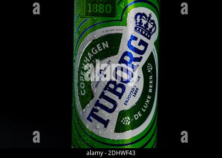 Le gocce d'acqua di condensazione sulla birra Tuborg possono essere isolate in nero. Bucarest, Romania, 2020 Foto Stock