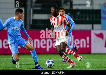 OSS, PAESI BASSI - DICEMBRE 11: L-R: Mees Kreekels di Jong PSV, Kyvon Leidsman DI TOP Oss prima dell'olandese Keukenkampioendivision match tra TOP OS Foto Stock