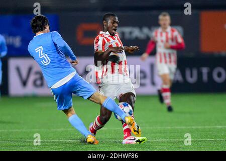 OSS, PAESI BASSI - DICEMBRE 11: L-R: Mees Kreekels di Jong PSV, Kyvon Leidsman DI TOP Oss prima dell'olandese Keukenkampioendivision match tra TOP OS Foto Stock