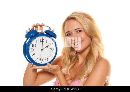 Zeitumstellung, Uhrenumstellung, Sommerzeit, Winterzeit, Frau mit Wecker, Foto Stock