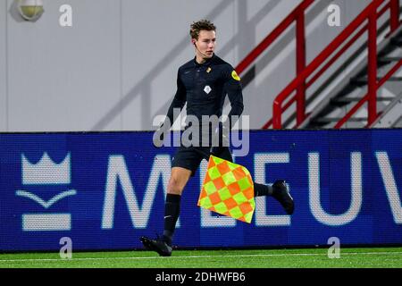 OSS, PAESI BASSI - DICEMBRE 11: L-R: assistente arbitro Frans Ozinga davanti all'olandese Keukenkampioendivision match tra I TOP Oss e PSV U23 a Frans Foto Stock