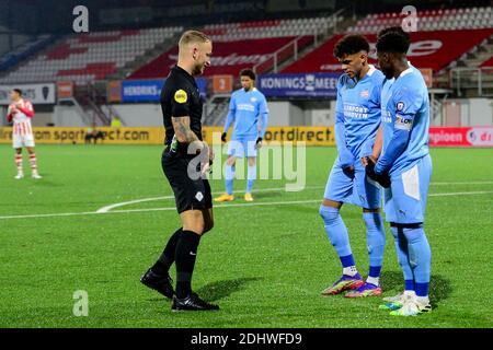 OSS, PAESI BASSI - DICEMBRE 11: L-R: Arbitro Nick Smit davanti all'olandese Keukenkampioendivision match tra I TOP Oss e PSV U23 a Frans Heesen Stadi Foto Stock