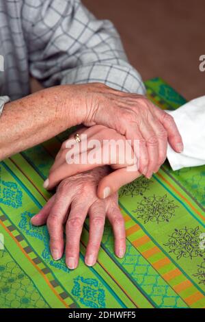 Hände Pflegerin und Einer alten Frau Foto Stock