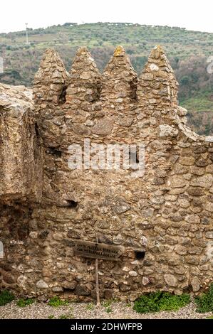 Italia Calabria - Squillace - il castello - le mura di Borgiana Con merlature Guelph Foto Stock