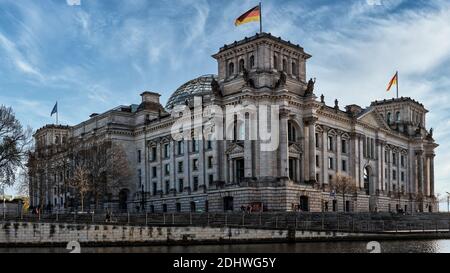 Il Parlamento tedesco edificio Reichstagt. Vista spettacolare dall'altra sponda del fiume Sprea a Berlino. Foto Stock