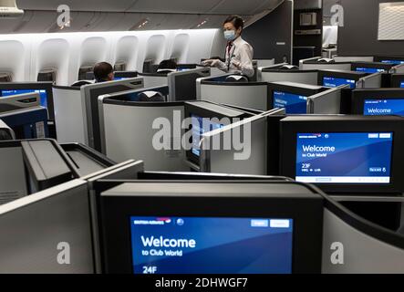 Hong Kong, Cina. 11 Dicembre 2020. L'assistente di volo passa la classe business di British Airways l'8 dicembre 2020.quattro passeggeri trovati essere infettati con Covid-19 all'arrivo all'aeroporto di Hong Kong da Londra via British Airways, mentre una persona non ha rispettato i requisiti. Le autorità di Hong Kong hanno vietato alla British Airways di volare in città per due settimane, con il vettore che è stato fallo delle nuove e più severe norme di controllo del Covid-19. Credit: May James/ZUMA Wire/Alamy Live News Foto Stock