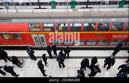 Dresda, Germania. 12 dicembre 2020. Gli agenti di polizia effettuano controlli di identità sulle persone alla stazione centrale. La polizia di Dresda si prepara a protestare contro la politica di Corona. L'iniziativa "Lateral Thinking" aveva registrato un raduno per 4000 persone, che da allora è stato vietato dalla corte. Credit: Robert Michael/dpa-Zentralbild/dpa/Alamy Live News Foto Stock