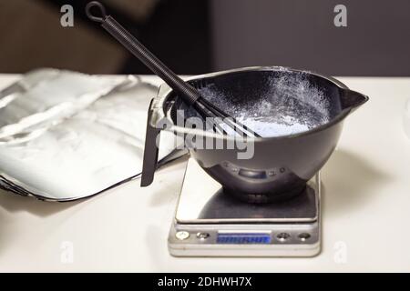 Set Barbiere con tintura per capelli, lamina e spazzola Foto Stock