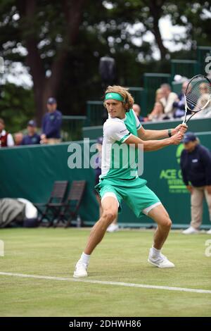 Alexander Zverev (GER) contro Thanasi Kokkinakis (AUS) al Boodles 2017 nel warm-up a Wimbledon. Foto Stock