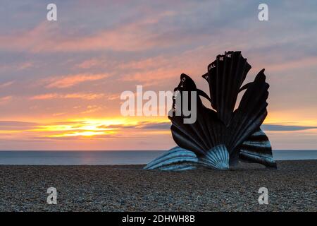 Il capesante all'alba sulla spiaggia di Aldeburgh. La scultura è stata creata dall'artista Maggi Hambling e dedicata a Benjamin Britten. Foto Stock