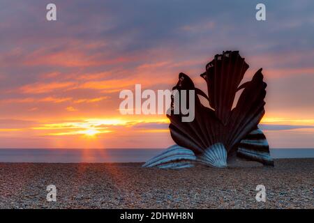 Il capesante all'alba sulla spiaggia di Aldeburgh. La scultura è stata creata dall'artista Maggi Hambling e dedicata a Benjamin Britten. Foto Stock