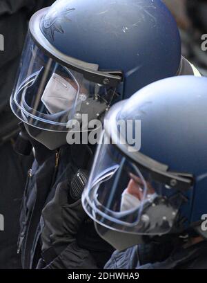 Dresda, Germania. 12 dicembre 2020. Gli agenti di polizia indossano maschere FFP2 durante un intervento presso la stazione principale. La polizia di Dresda si prepara a protestare contro la politica di Corona. L'iniziativa "Lateral Thinking" aveva registrato un raduno per 4000 persone, che da allora è stato vietato dalla corte. Credit: Robert Michael/dpa-Zentralbild/dpa/Alamy Live News Foto Stock