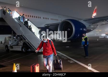 Hong Kong, Cina. 11 Dicembre 2020. I passeggeri che sbarcano il volo British Airways l'8 dicembre 2020.quattro passeggeri sono stati trovati infettati dal Covid-19 all'arrivo all'aeroporto di Hong Kong da Londra tramite British Airways, mentre una persona non ha rispettato i requisiti. Le autorità di Hong Kong hanno vietato alla British Airways di volare in città per due settimane, con il vettore che è stato fallo delle nuove e più severe norme di controllo del Covid-19. Credit: May James/ZUMA Wire/Alamy Live News Foto Stock