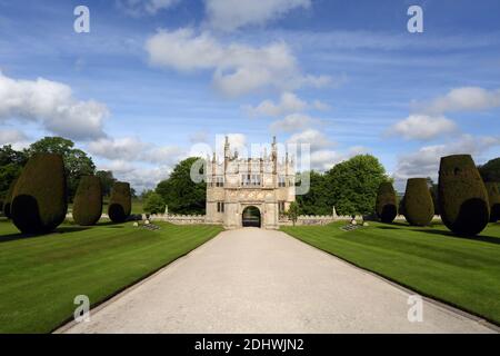 Ingresso principale al Castello di Lanhydrock vicino a Bodmin in Cornovaglia, Inghilterra Foto Stock