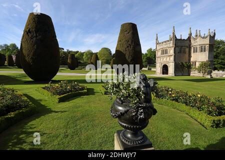 Giardini alla casa a Lanhydrock tenuta in Cornwall, inghilterra, regno unito, Foto Stock