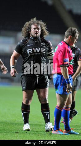 File immagine dell'arbitro Nigel Owens che ha annunciato il suo ritiro dal rugby internazionale dopo essere stato di riferimento per 100 prove. Swansea -UK - 25 Ottobre 2013 - RaboDirect PRO12 - Ospreys v Newport Gwent Dragons al Liberty Stadium di Swansea : Ospreys Adam Jones parla con il referente Nigel Owens. Foto Stock