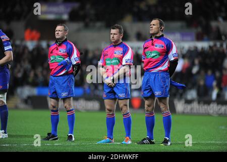 File immagine dell'arbitro Nigel Owens che ha annunciato il suo ritiro dal rugby internazionale dopo essere stato di riferimento per 100 prove. Swansea -UK - 25 ottobre 2013 - RaboDirect PRO12 - Ospreys contro Newport Gwent Dragons allo stadio Liberty di Swansea : Referee Nigel Owens (al centro) con i linesmen in anticipo sul calcio d'inizio. Foto Stock