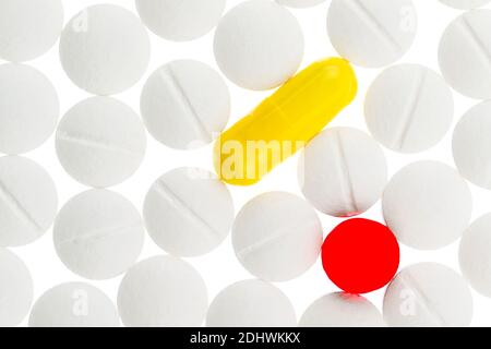 Weiße und bitte Tabletten, Symbolfoto für Medizin, Heilmittel und Tablettensucht Foto Stock