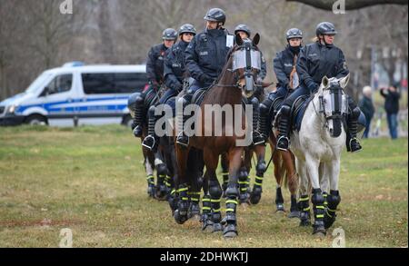 Dresda, Germania. 12 dicembre 2020. Poliziotti che cavalcano cavalli attraverso un prato. La polizia di Dresda si prepara a protestare contro la politica di Corona. L'iniziativa "Lateral Thinking" aveva registrato un raduno per 4000 persone, che da allora è stato vietato dalla corte. Credit: Robert Michael/dpa-Zentralbild/dpa/Alamy Live News Foto Stock