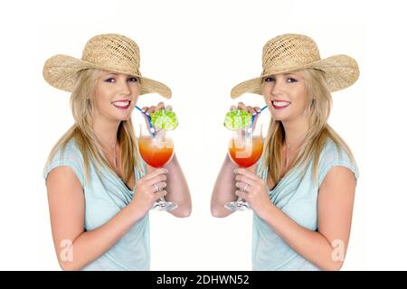 Zwei junge Frauen mit einem Sonnenhut trinkt im Urlaub trinken einen cocktail, Zwillinge, Foto Stock